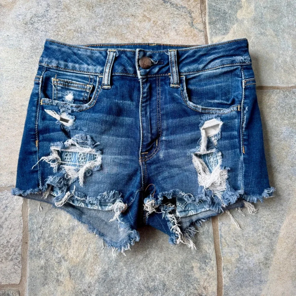 Y2K American Eagle Stretch Distressed Shorts Sz 2 Peekaboo Crochet Pocket Detail